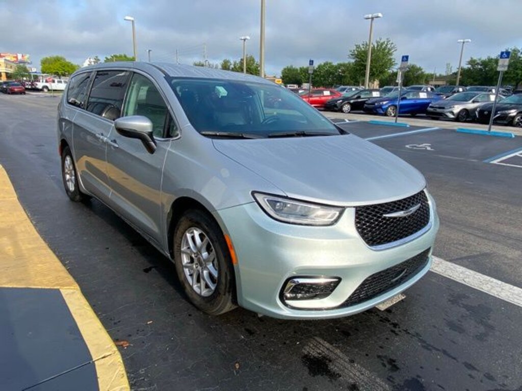 Used 2023 Chrysler Pacifica Touring L Minivan/Van