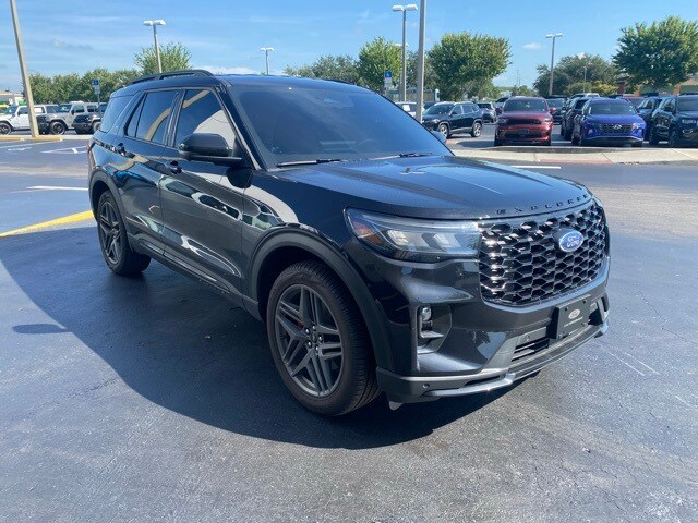 2025 Ford Explorer ST-Line photo 2