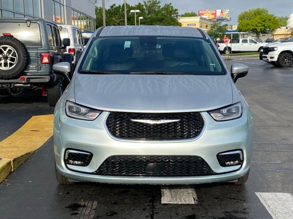 Used 2023 Chrysler Pacifica Touring L Minivan/Van