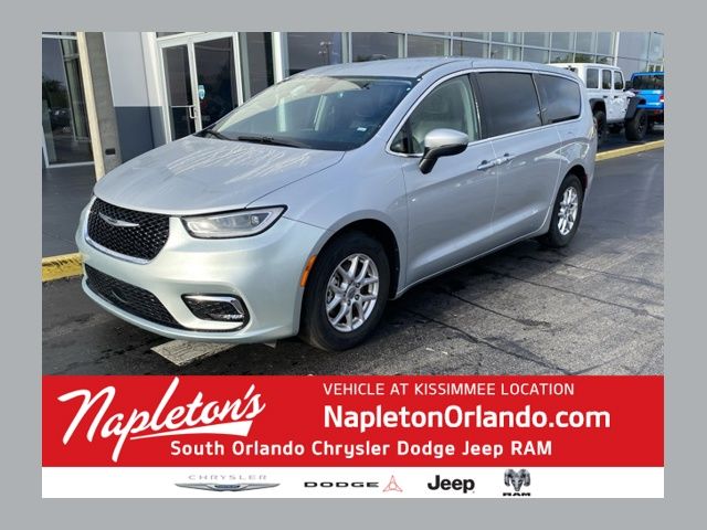 2023 Chrysler Pacifica Touring L's photo