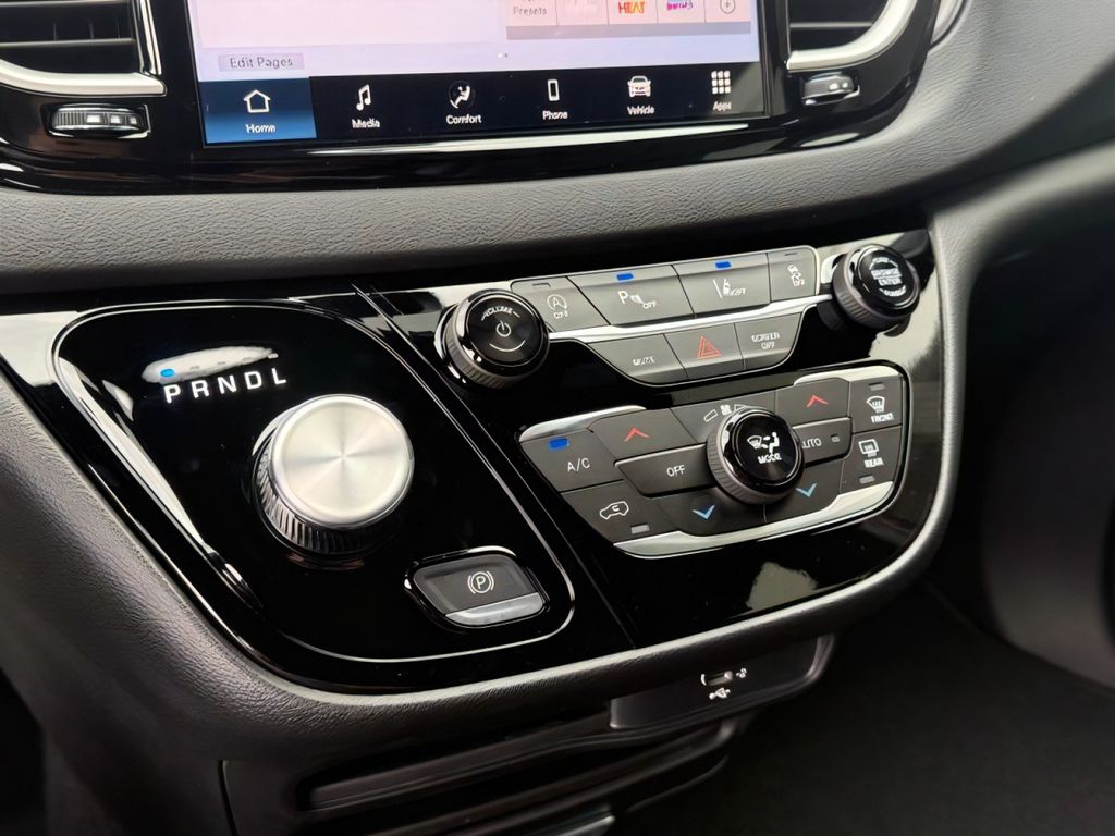 2026 Chrysler Voyager LX - Photo 21