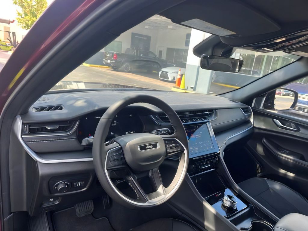 2025 Jeep Grand Cherokee Altitude - Photo 12