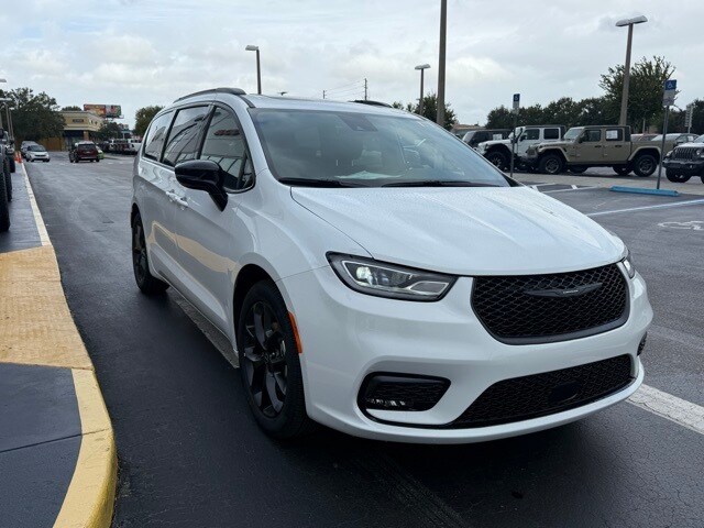 2026 Chrysler Pacifica Limited photo 2