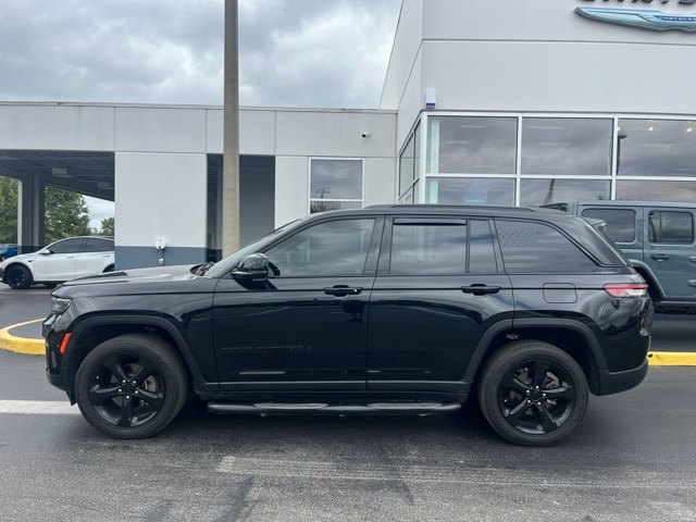 2023 Jeep Grand Cherokee Altitude photo 2