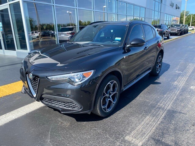 2022 Alfa Romeo Stelvio Ti photo 2
