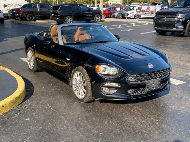 2017 Fiat 124 Spider Lusso photo 2