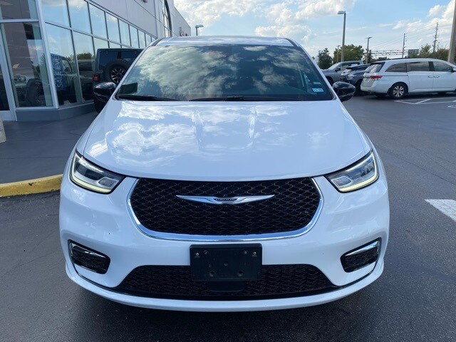 2025 Chrysler Pacifica photo 3