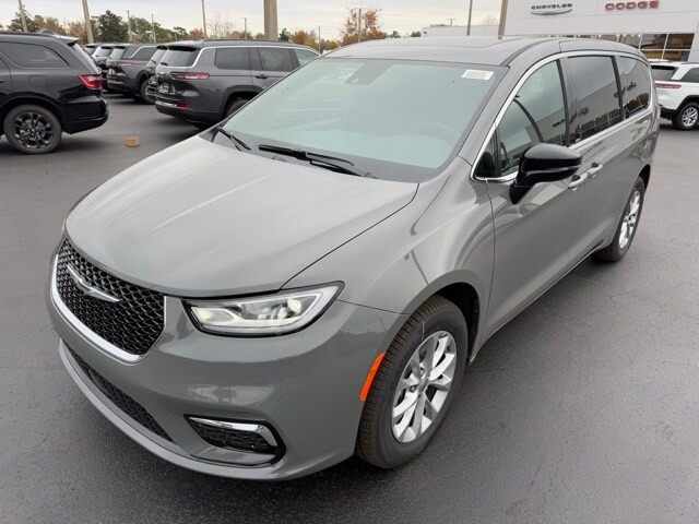 2025 Chrysler Pacifica photo 3