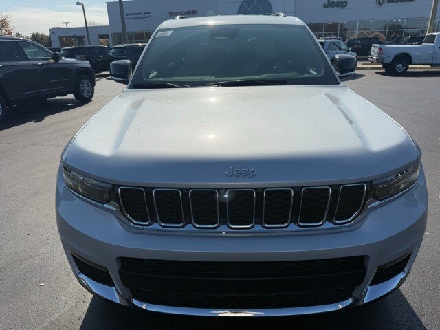 2025 Jeep Grand Cherokee Limited photo 2