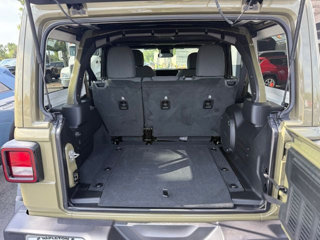 2025 Jeep Wrangler 4-Door Willys - Photo 11