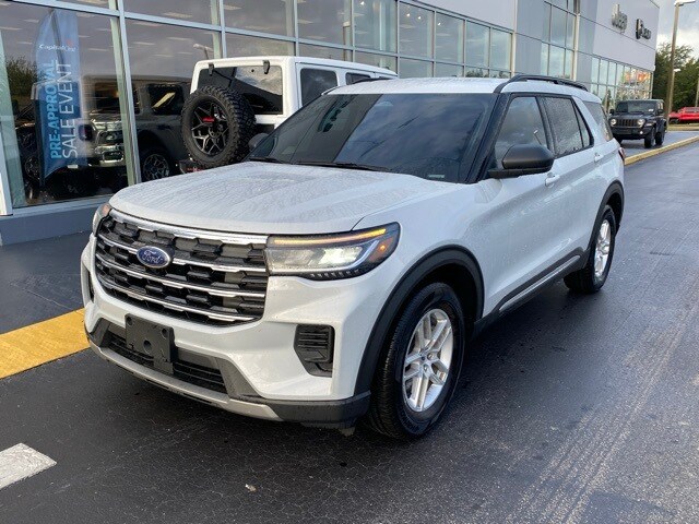 2025 Ford Explorer photo 3