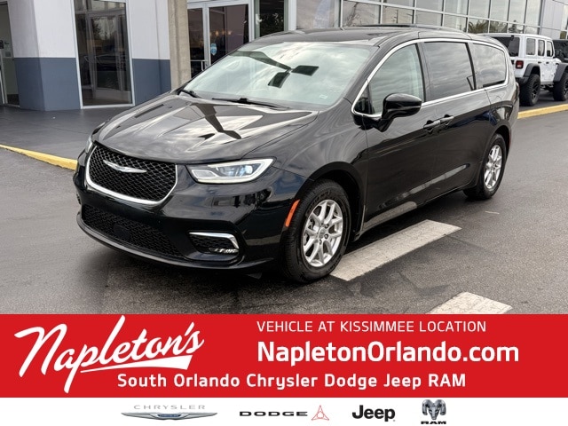 2024 Chrysler Pacifica Touring L's photo