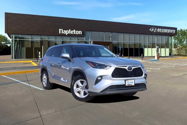2024 Toyota Highlander LE AWD's photo