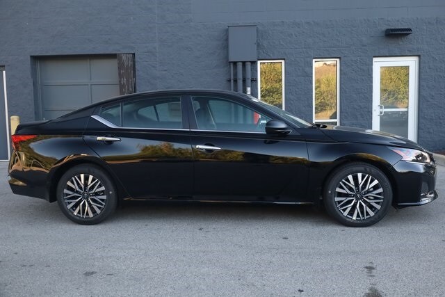 2025 Nissan Altima SV photo 3