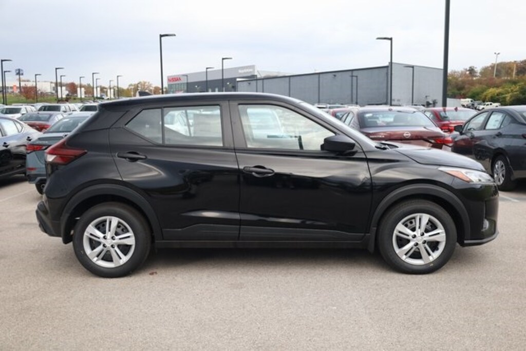 New 2025 Nissan Kicks Play S SUV