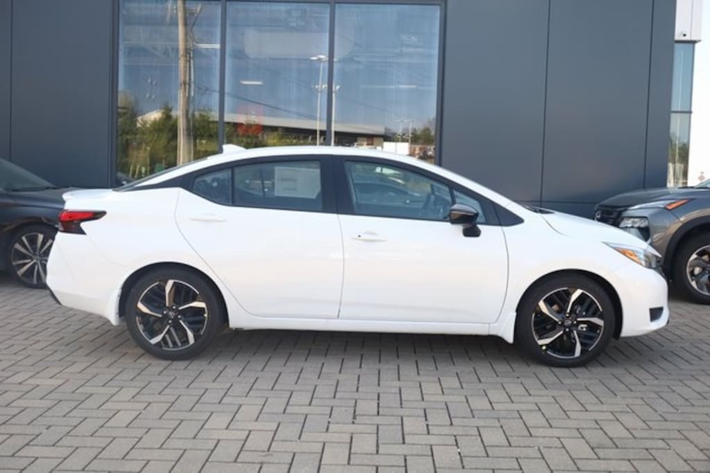 New 2025 Nissan Versa 1.6 SR Sedan