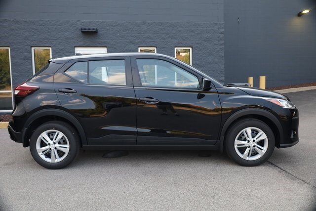 2025 Nissan Kicks Play S photo 3