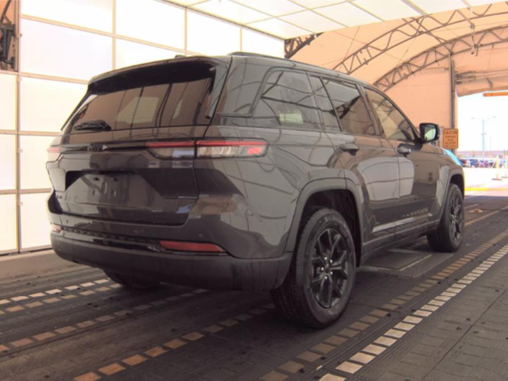 Used 2024 Jeep Grand Cherokee Laredo SUV