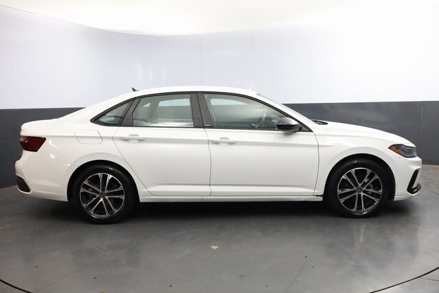 2025 Volkswagen Jetta 1.5T Sport photo 4