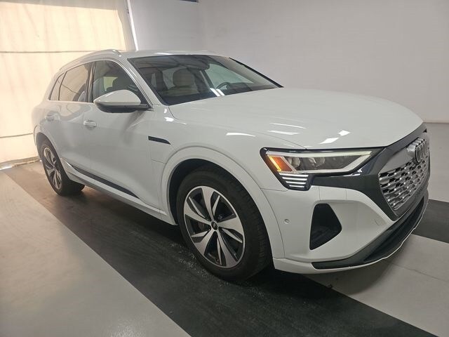 2024 Audi Q8 E-tron Premium Plus photo 2