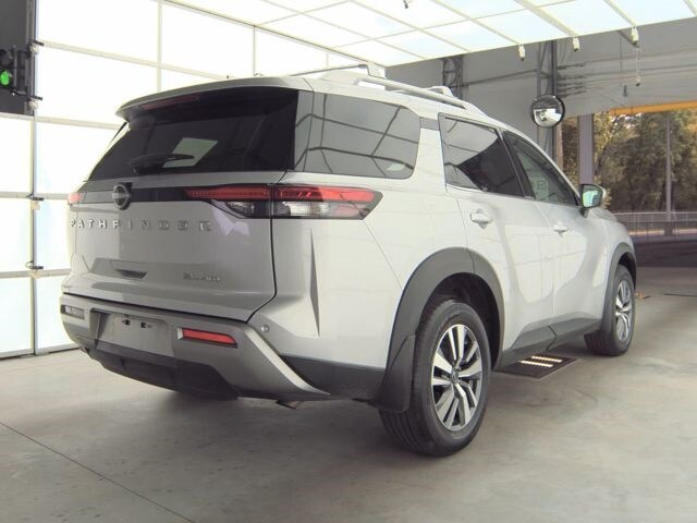 2024 Nissan Pathfinder SL photo 2