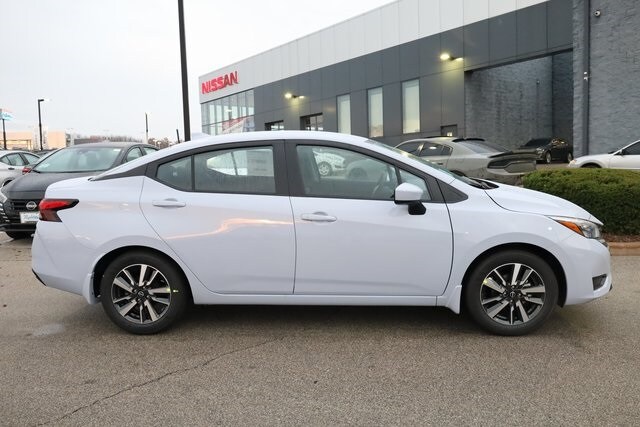 2025 Nissan Versa 1.6 SV photo 4