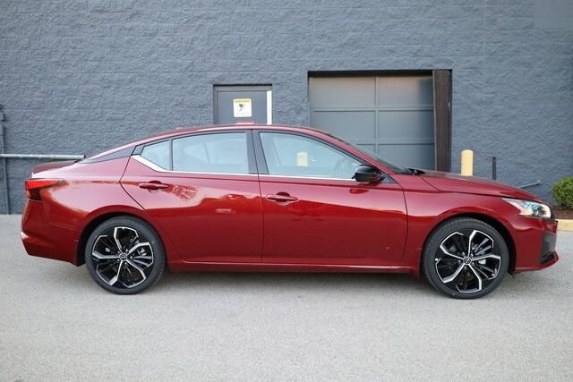 2025 Nissan Altima SR photo 4