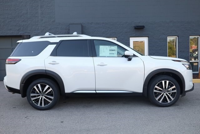 2025 Nissan Pathfinder Platinum photo 2