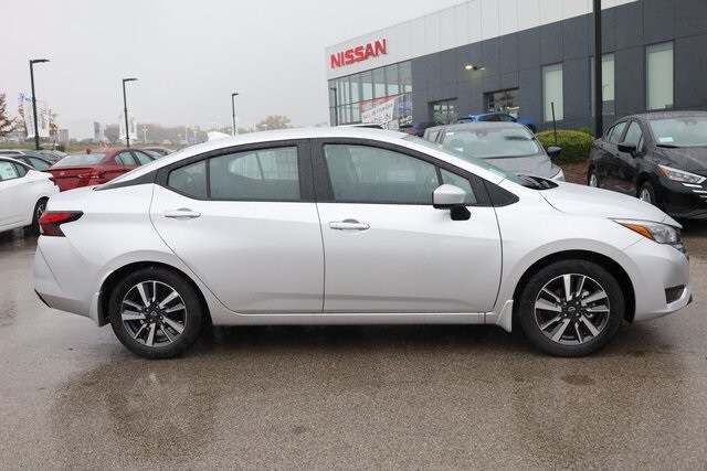 2025 Nissan Versa 1.6 SV photo 3