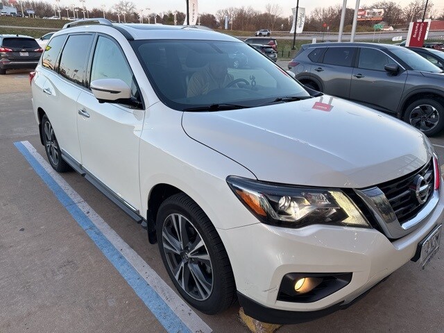 2020 Nissan Pathfinder Platinum photo 2
