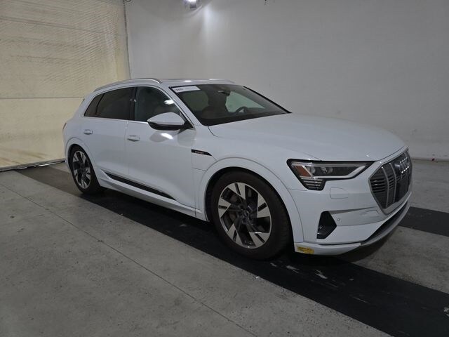2022 Audi e-tron Premium photo 3