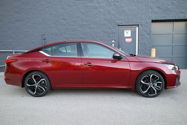 2025 Nissan Altima SR photo 4