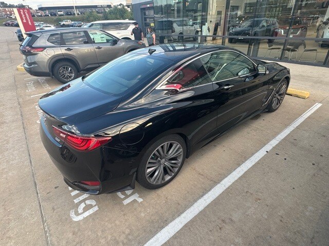 2017 Infiniti Q60 2.0t Premium photo 3