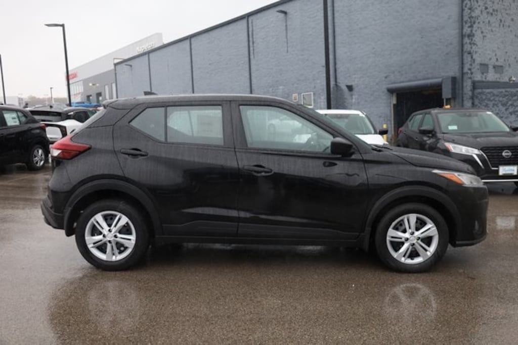 New 2025 Nissan Kicks Play S SUV