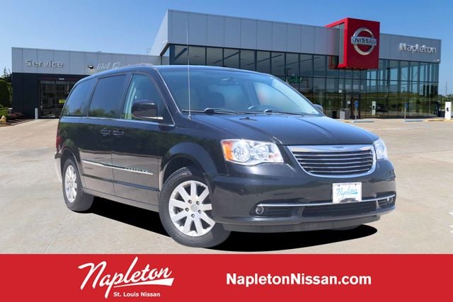 2015 Chrysler Town & Country Touring's photo