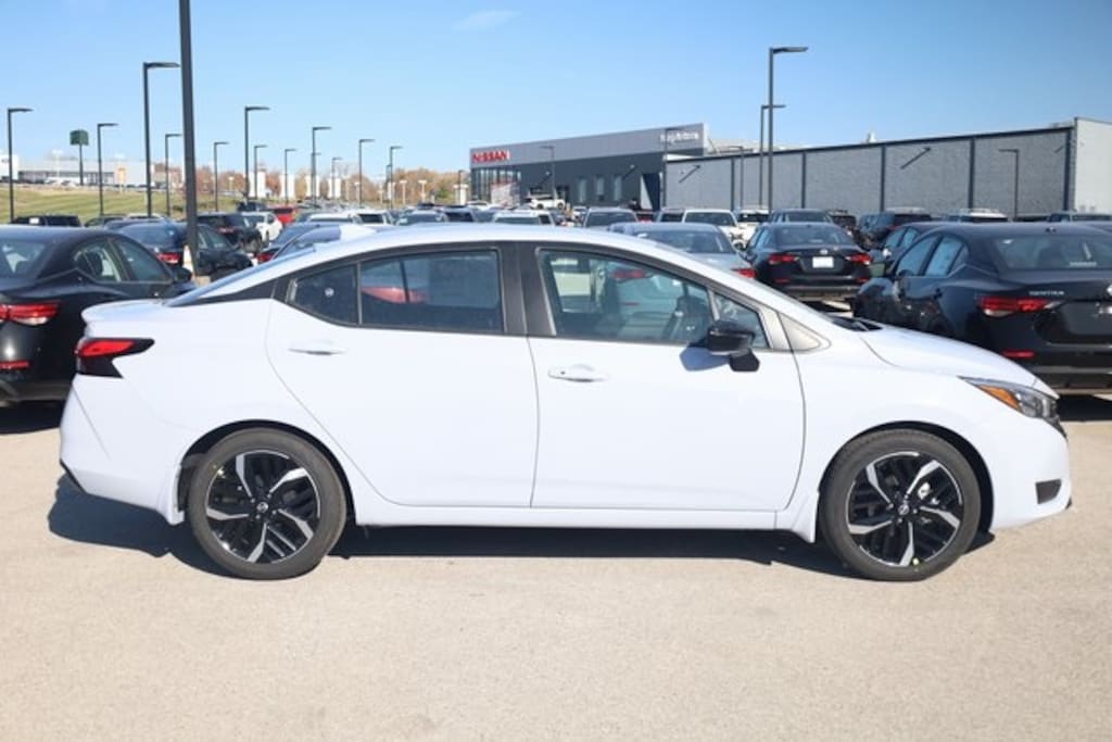 New 2025 Nissan Versa 1.6 SR Sedan