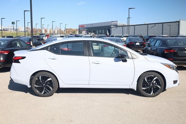 2025 Nissan Versa 1.6 SR photo 2