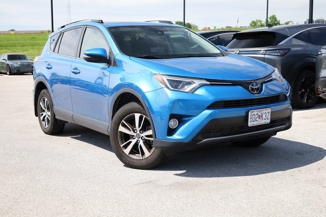 Used 2018 Toyota RAV4 XLE with VIN JTMWFREV4JJ752202 for sale in Saint Louis, MO