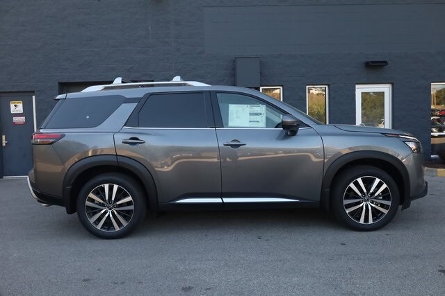 2025 Nissan Pathfinder Platinum photo 2