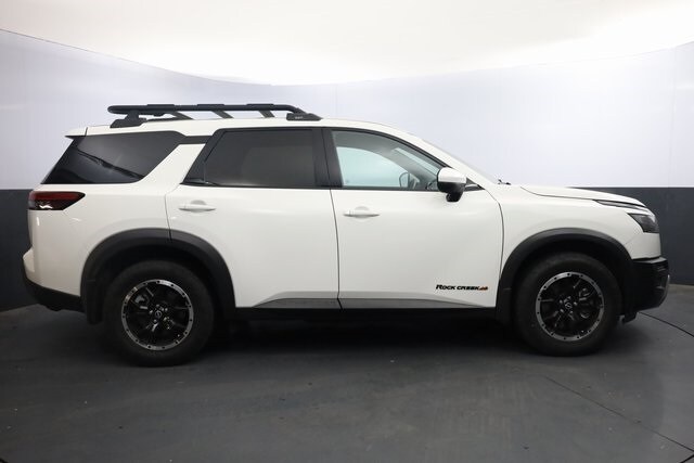 2023 Nissan Pathfinder SV photo 2