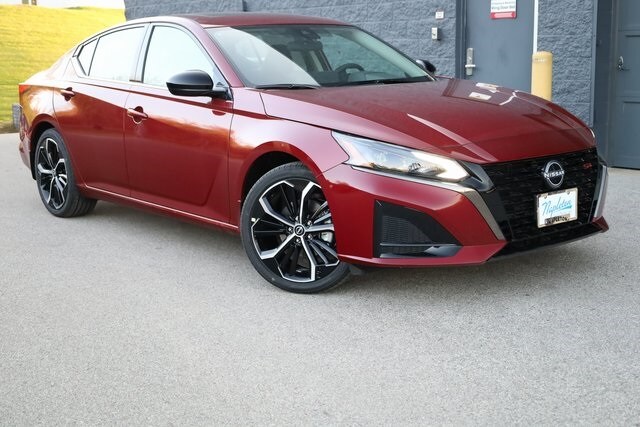 2025 Nissan Altima SR photo 2