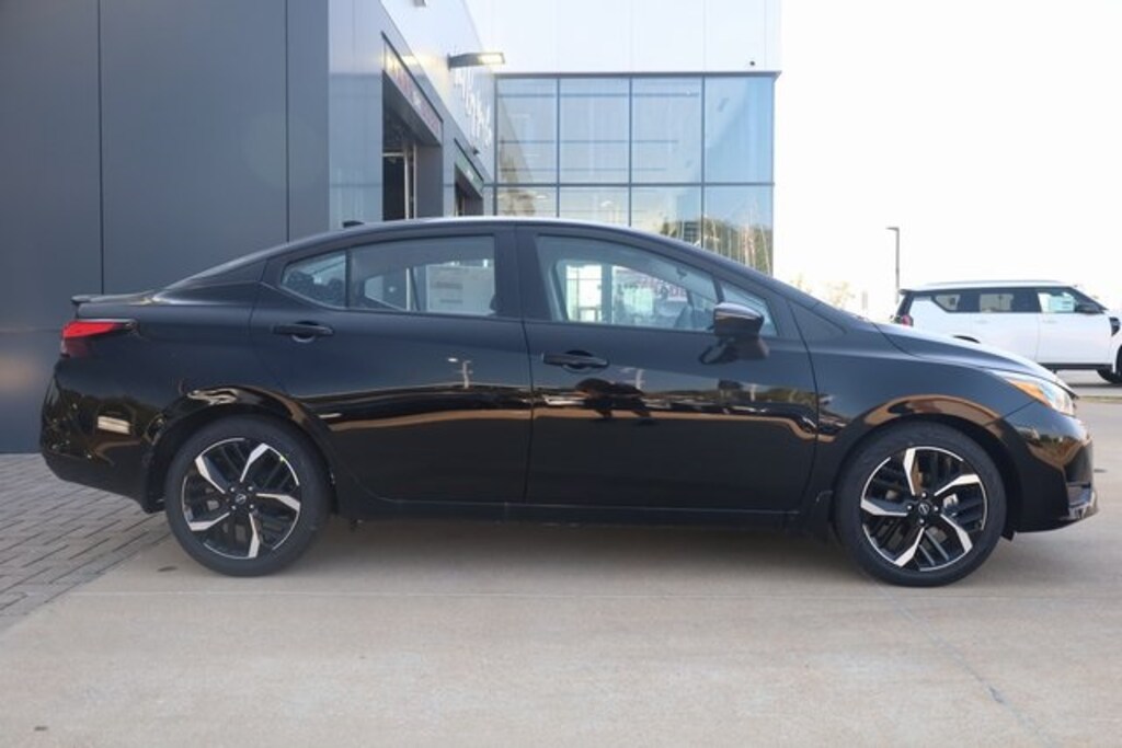 New 2025 Nissan Versa 1.6 SR Sedan