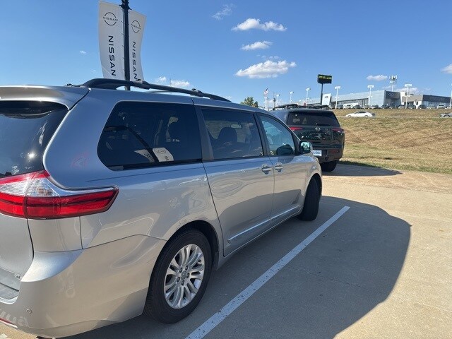 2015 Toyota Sienna L photo 2