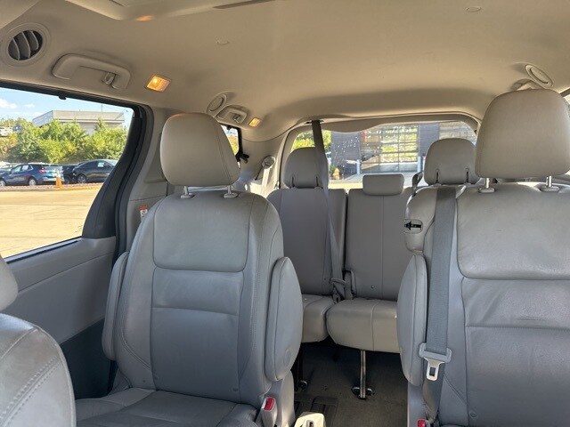 2015 Toyota Sienna L photo 4