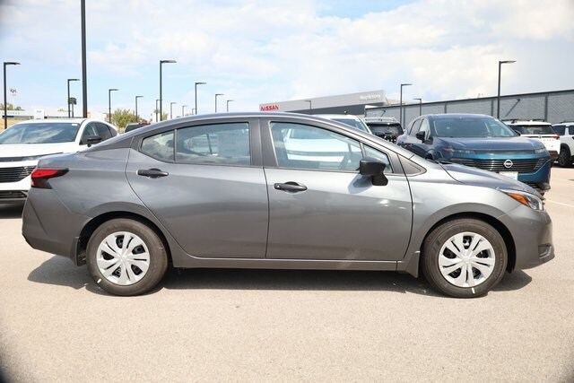 2025 Nissan Versa 1.6 S photo 3
