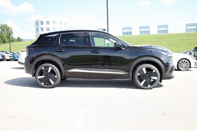 2025 Nissan Kicks SR photo 3