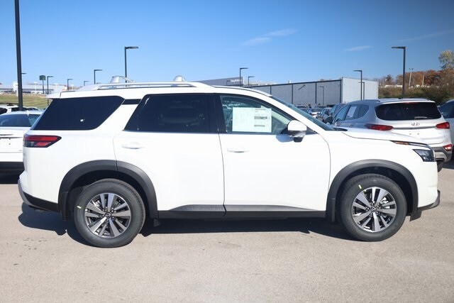 2025 Nissan Pathfinder SL photo 3