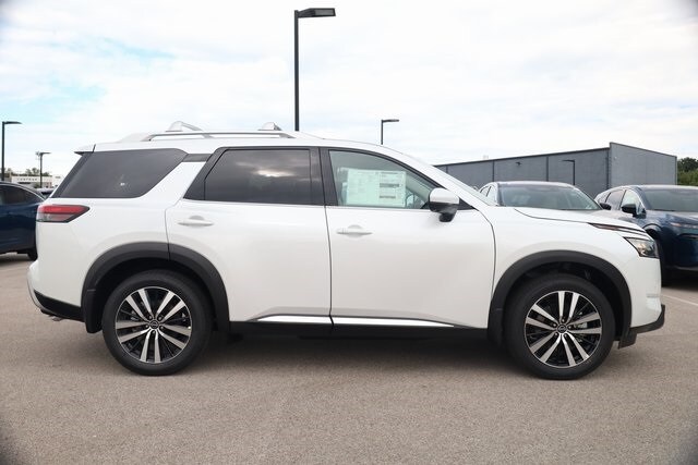 2025 Nissan Pathfinder Platinum photo 2
