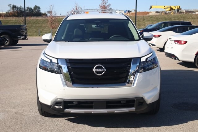2025 Nissan Pathfinder SL photo 2