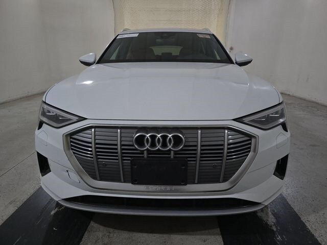 2022 Audi e-tron Premium photo 2